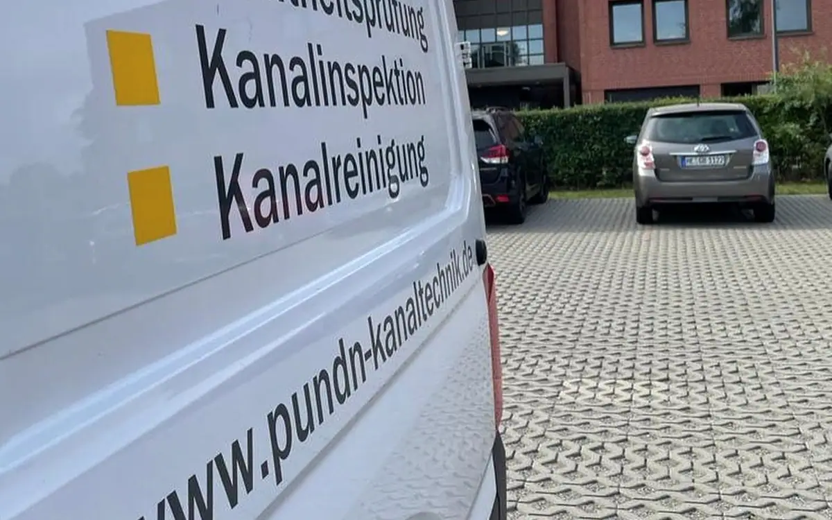 Einsatzfahrzeug von P&N Kanaltechnik mit Beschriftung der Leistungen