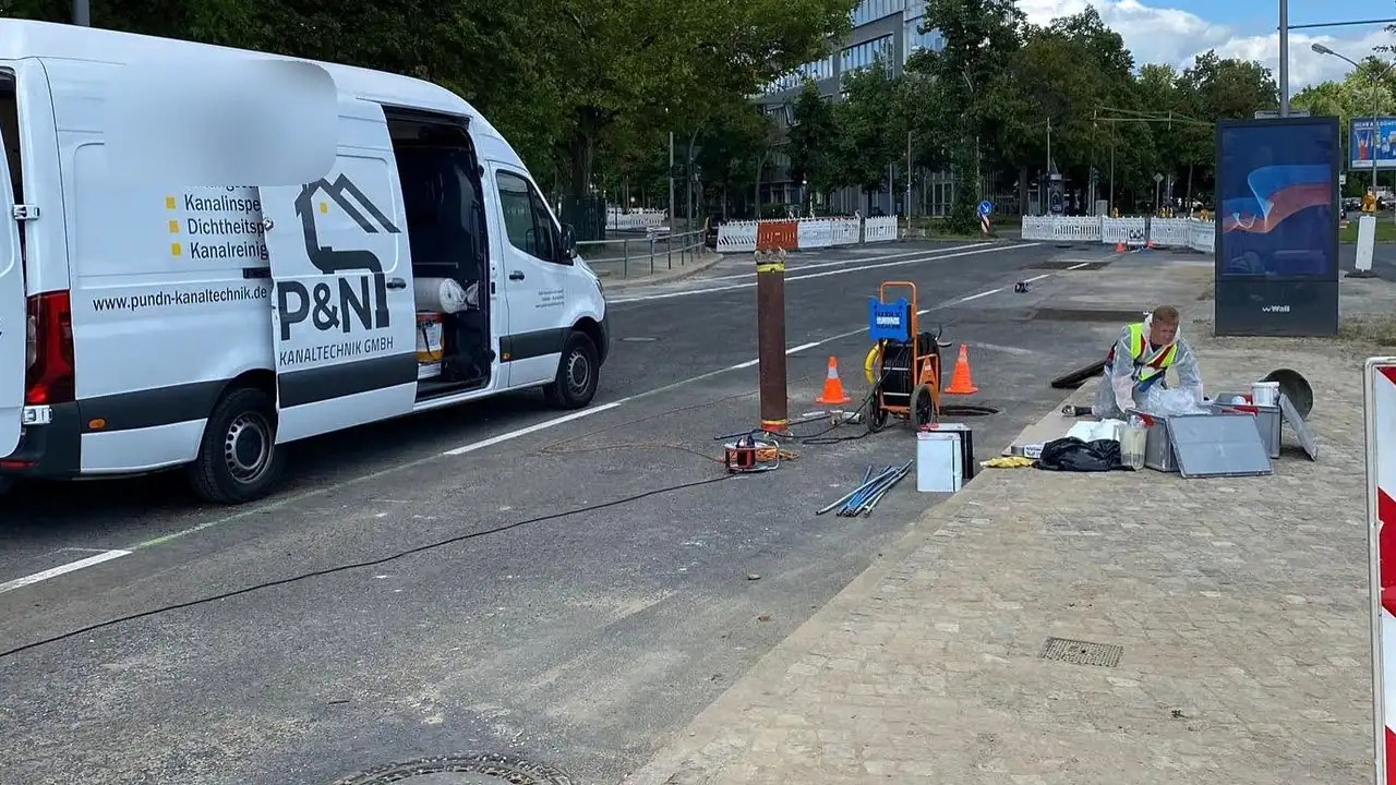 Baustelle mit Transporter des Partnerbetriebs P&N Kanaltechnik