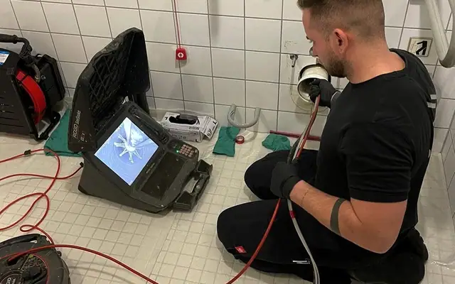 Kamera im Sanitärraum bei der Leitungsprüfung durch P&N Kanaltechnik