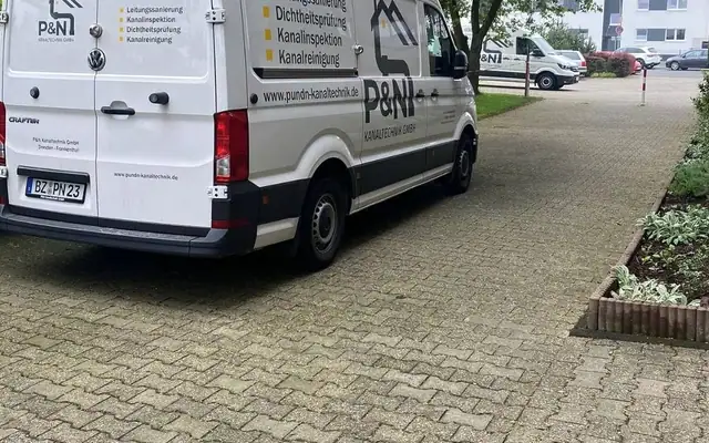 Fahrzeug des Partnerbetriebs P&N Kanaltechnik vor einem Wohngebäude