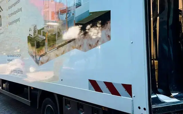 Einsatzfahrzeug des Partnerbetriebs P&N Kanaltechnik vor einem Wohnhaus