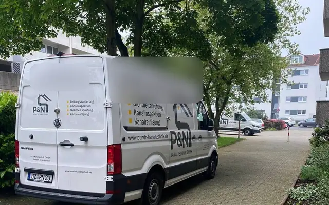 Transporter des Partnerbetriebs P&N Kanaltechnik vor einer Wohnanlage