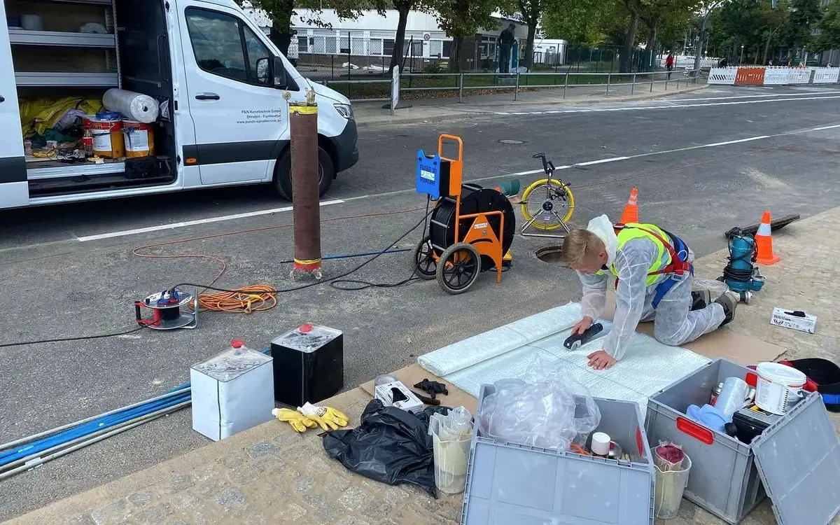 Sanierungsmaterial im Transporter des Partnerbetriebs P&N Kanaltechnik